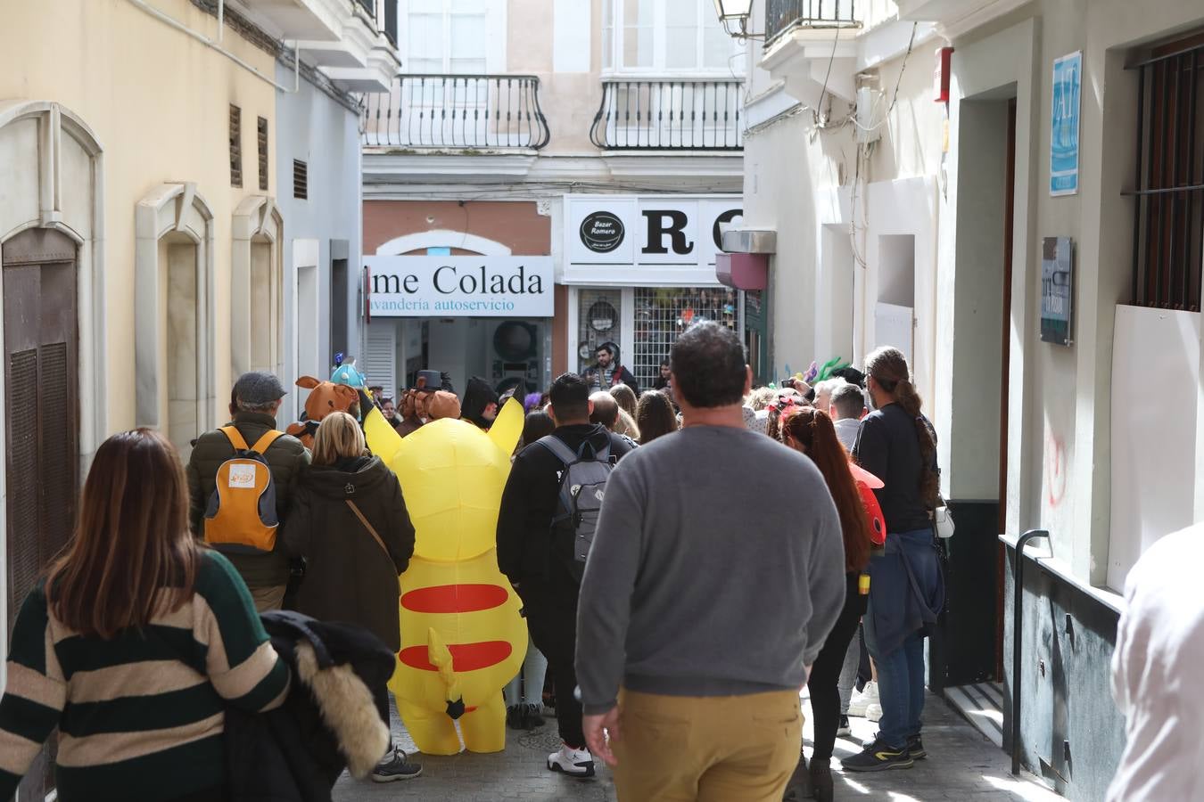 Fotos: Cádiz apura la fiesta pese a los chubascos del sábado de Carnaval