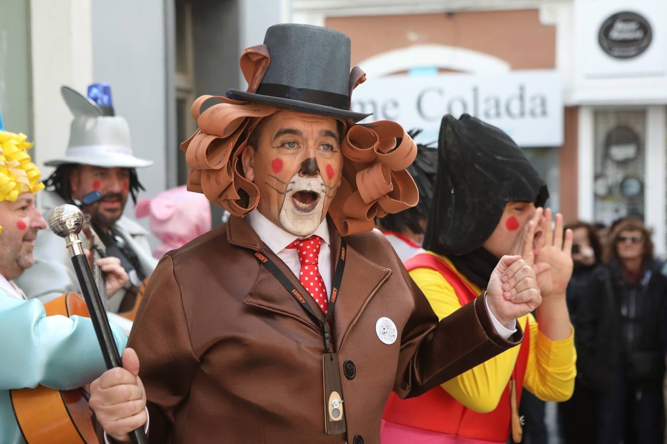 Fotos: Cádiz apura la fiesta pese a los chubascos del sábado de Carnaval