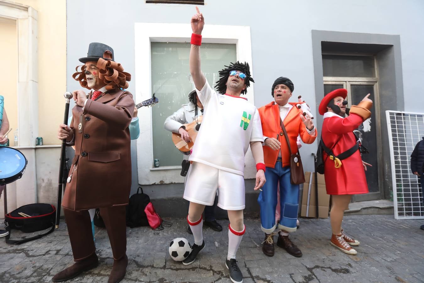 Fotos: Cádiz apura la fiesta pese a los chubascos del sábado de Carnaval