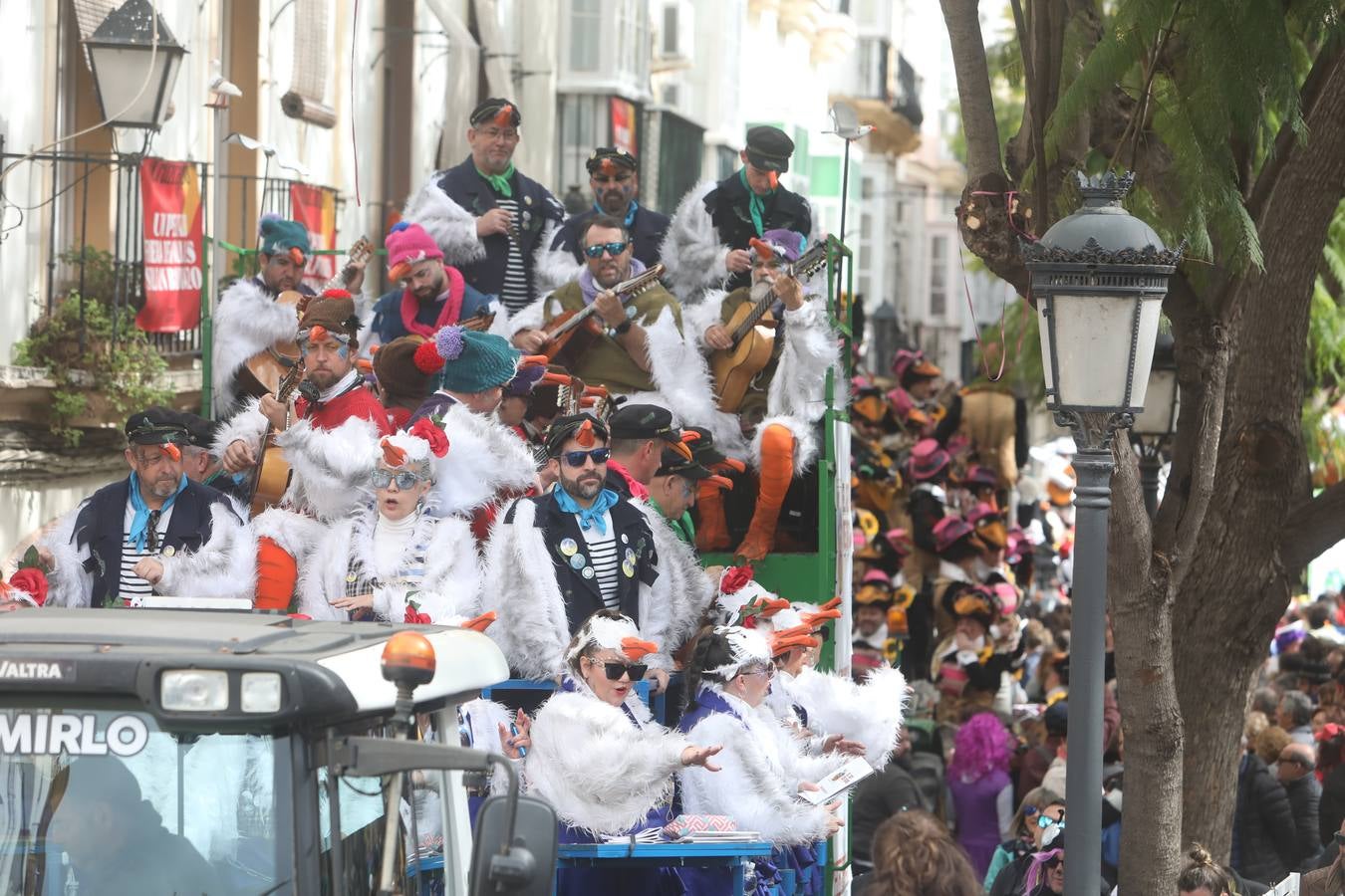 Fotos: Cádiz apura la fiesta pese a los chubascos del sábado de Carnaval