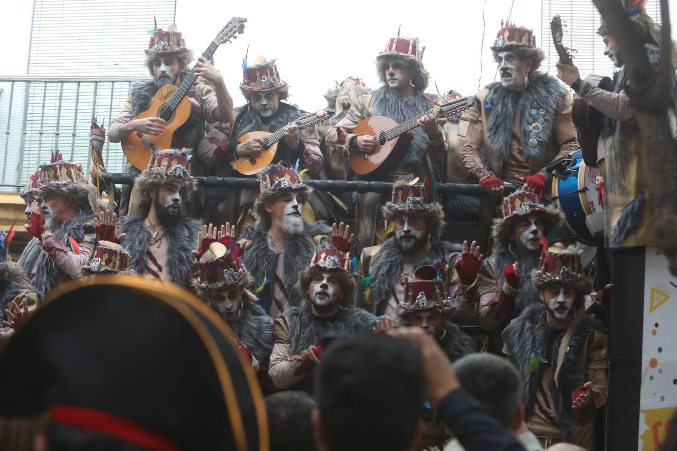 Fotos: Cádiz apura la fiesta pese a los chubascos del sábado de Carnaval