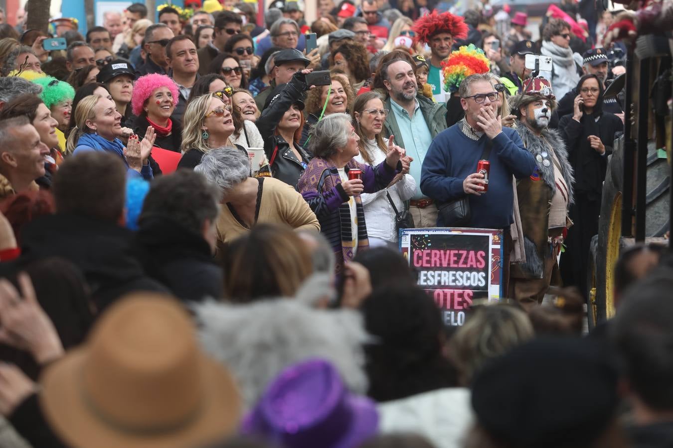 Fotos: Cádiz apura la fiesta pese a los chubascos del sábado de Carnaval