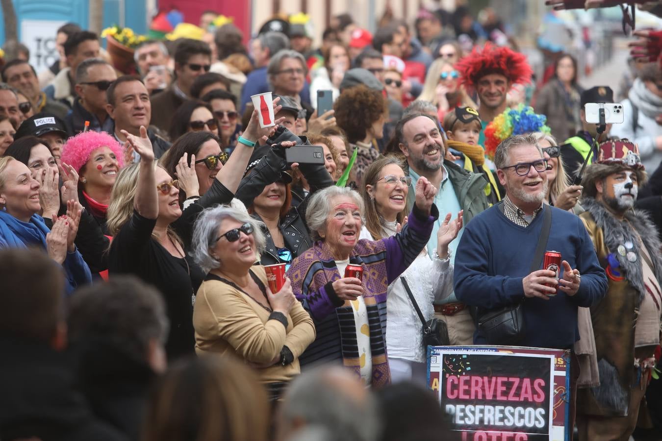 Fotos: Cádiz apura la fiesta pese a los chubascos del sábado de Carnaval