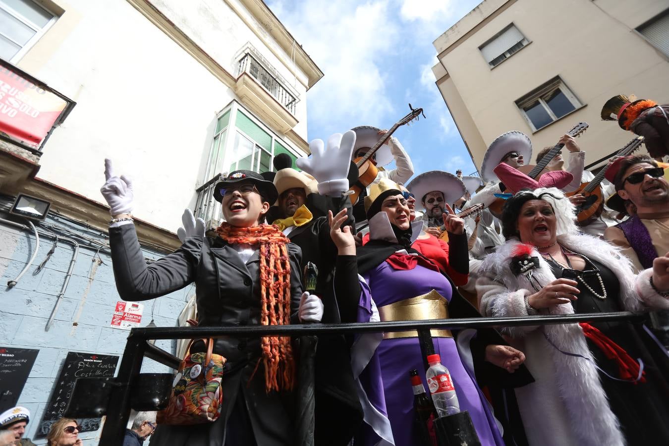 Fotos: Cádiz apura la fiesta pese a los chubascos del sábado de Carnaval