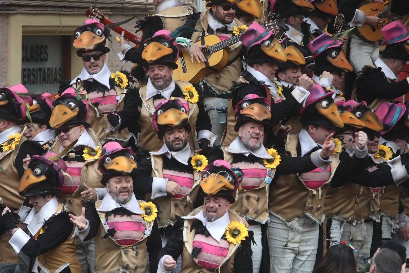 Fotos: Cádiz apura la fiesta pese a los chubascos del sábado de Carnaval