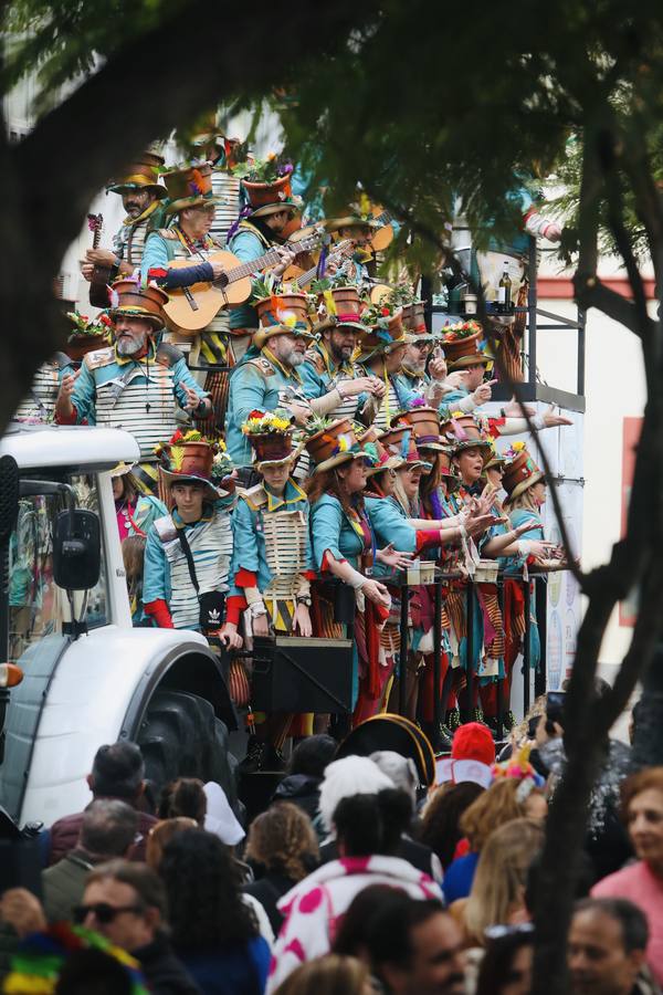 Fotos: Cádiz apura la fiesta pese a los chubascos del sábado de Carnaval