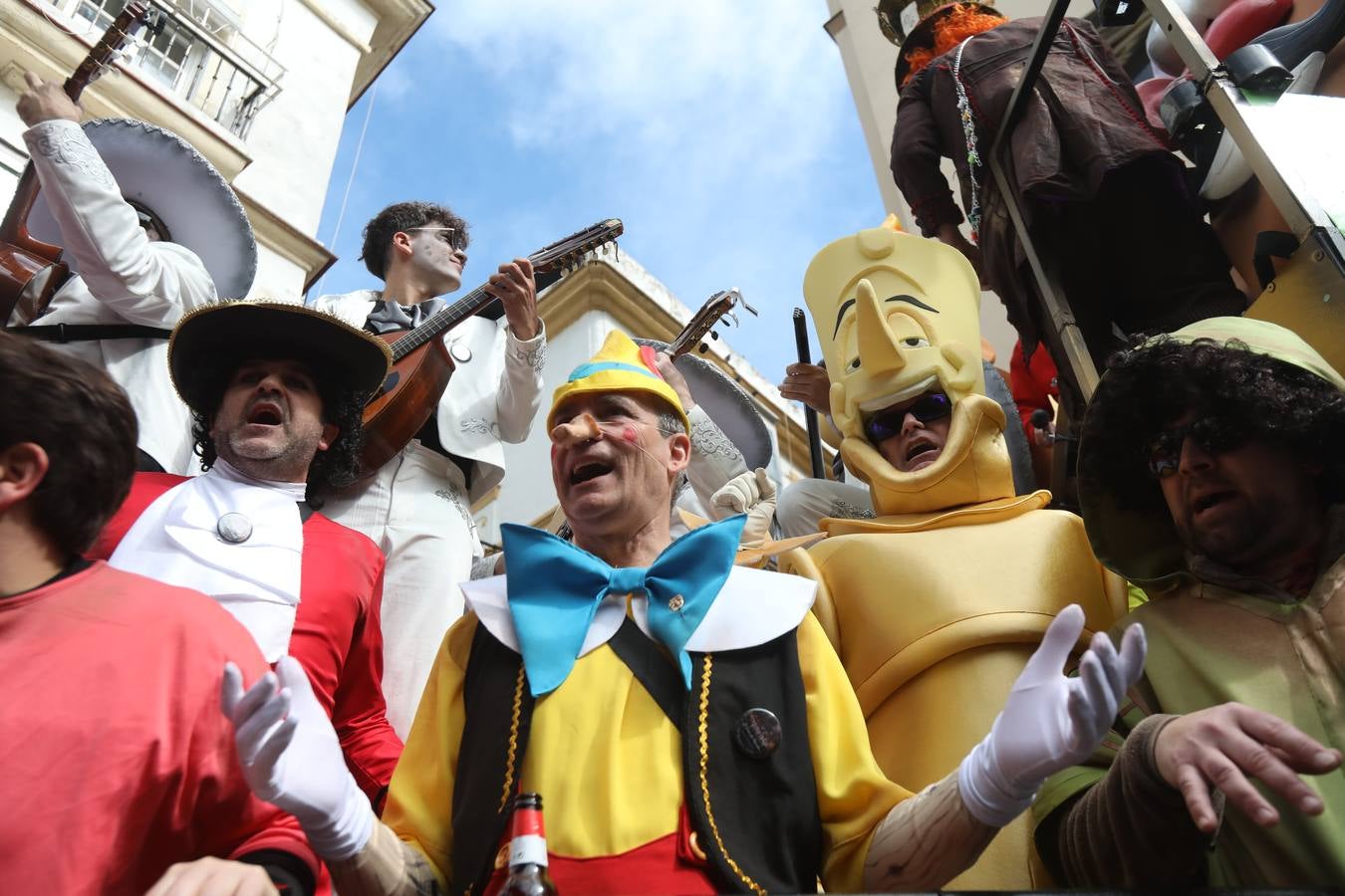 Fotos: Cádiz apura la fiesta pese a los chubascos del sábado de Carnaval