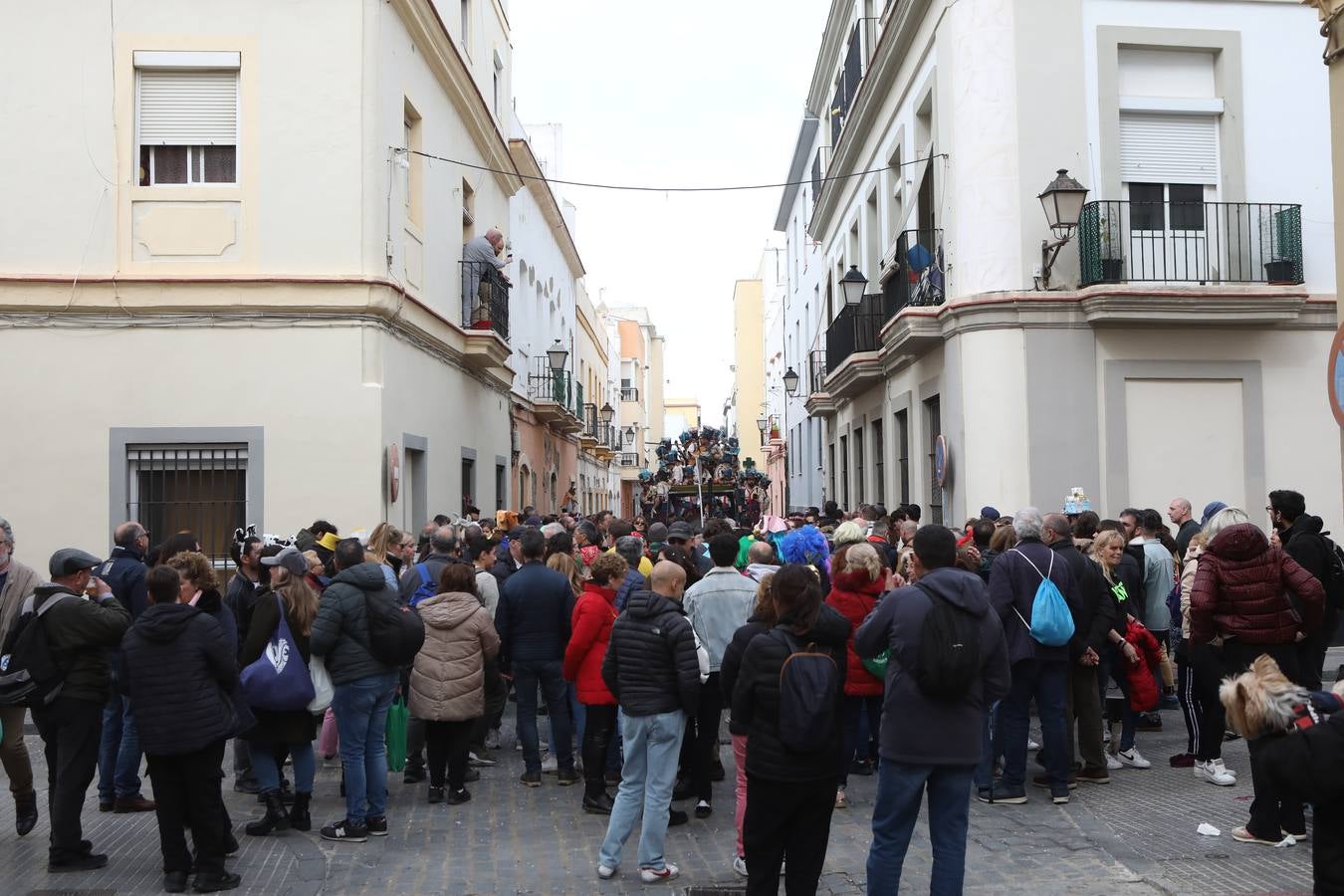 Fotos: Cádiz apura la fiesta pese a los chubascos del sábado de Carnaval