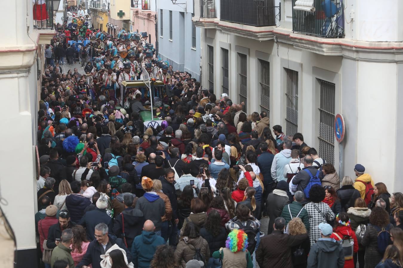 Fotos: Cádiz apura la fiesta pese a los chubascos del sábado de Carnaval