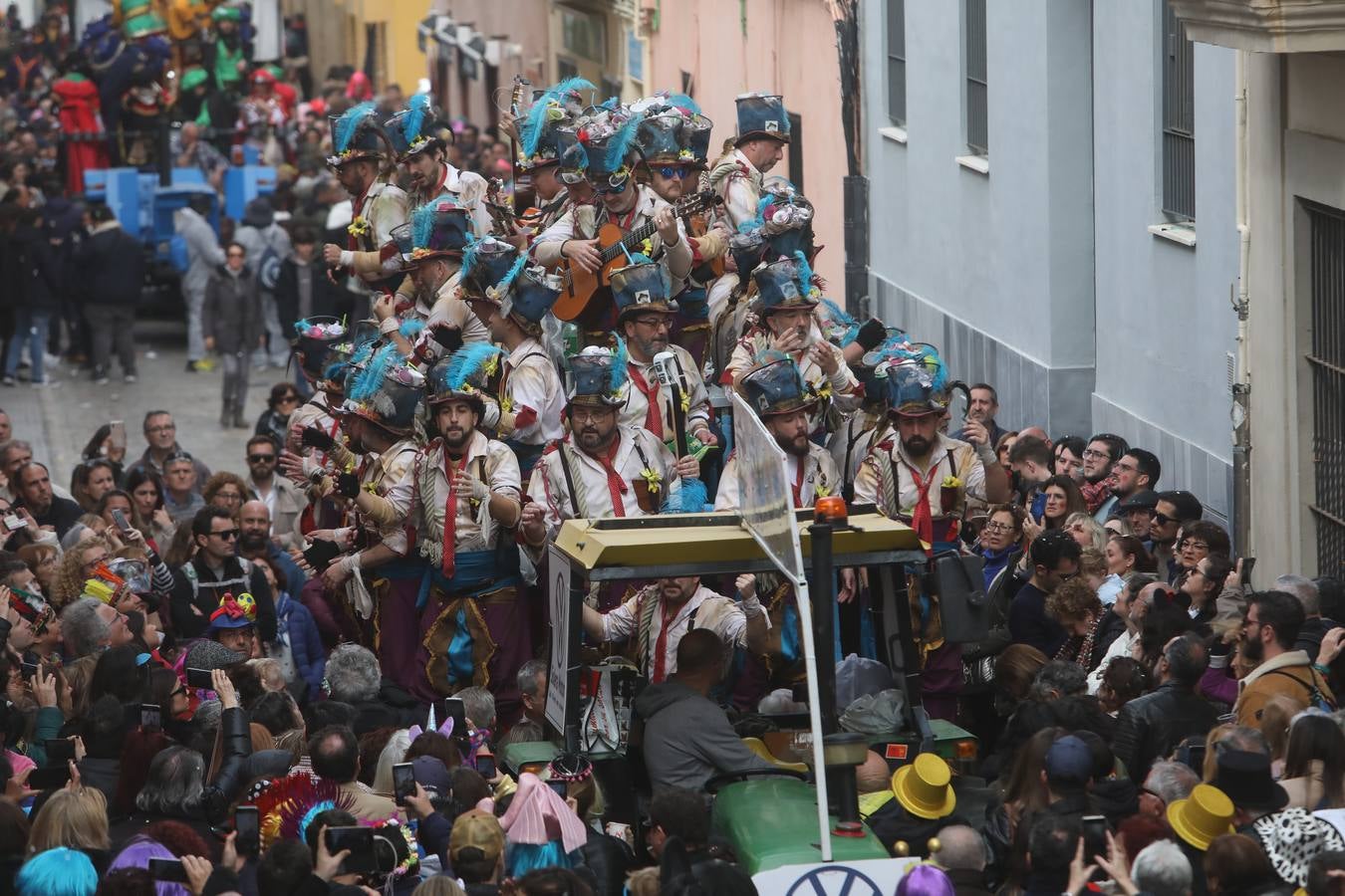 Fotos: Cádiz apura la fiesta pese a los chubascos del sábado de Carnaval