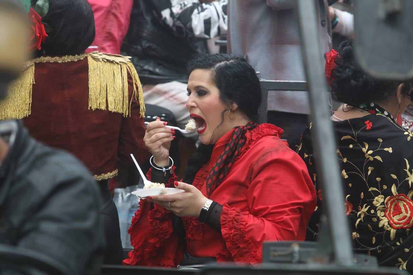 Fotos: Cádiz apura la fiesta pese a los chubascos del sábado de Carnaval