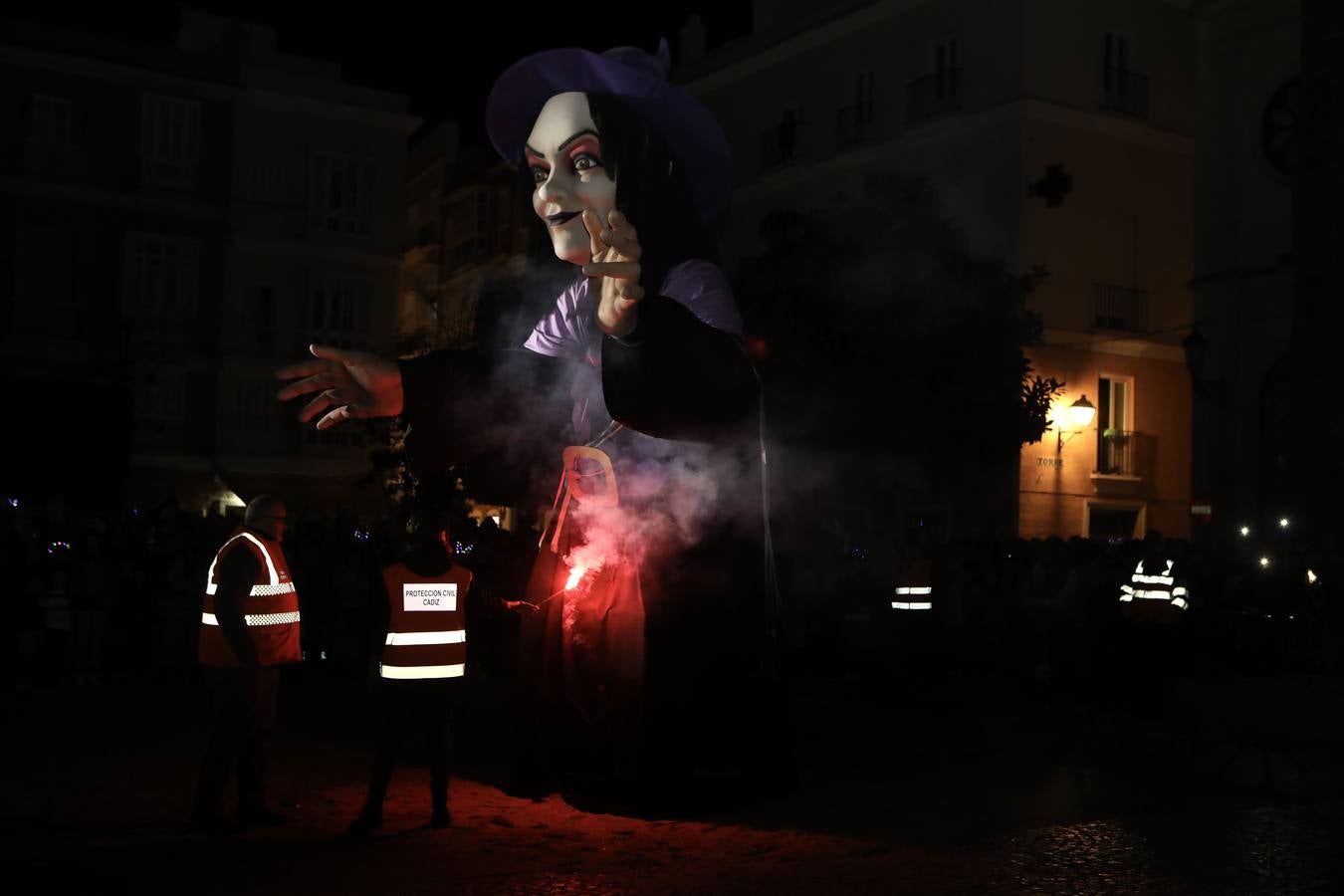 Fotos: ...Y llegó el final del Carnaval de Cádiz con la quema de la Bruja Piti