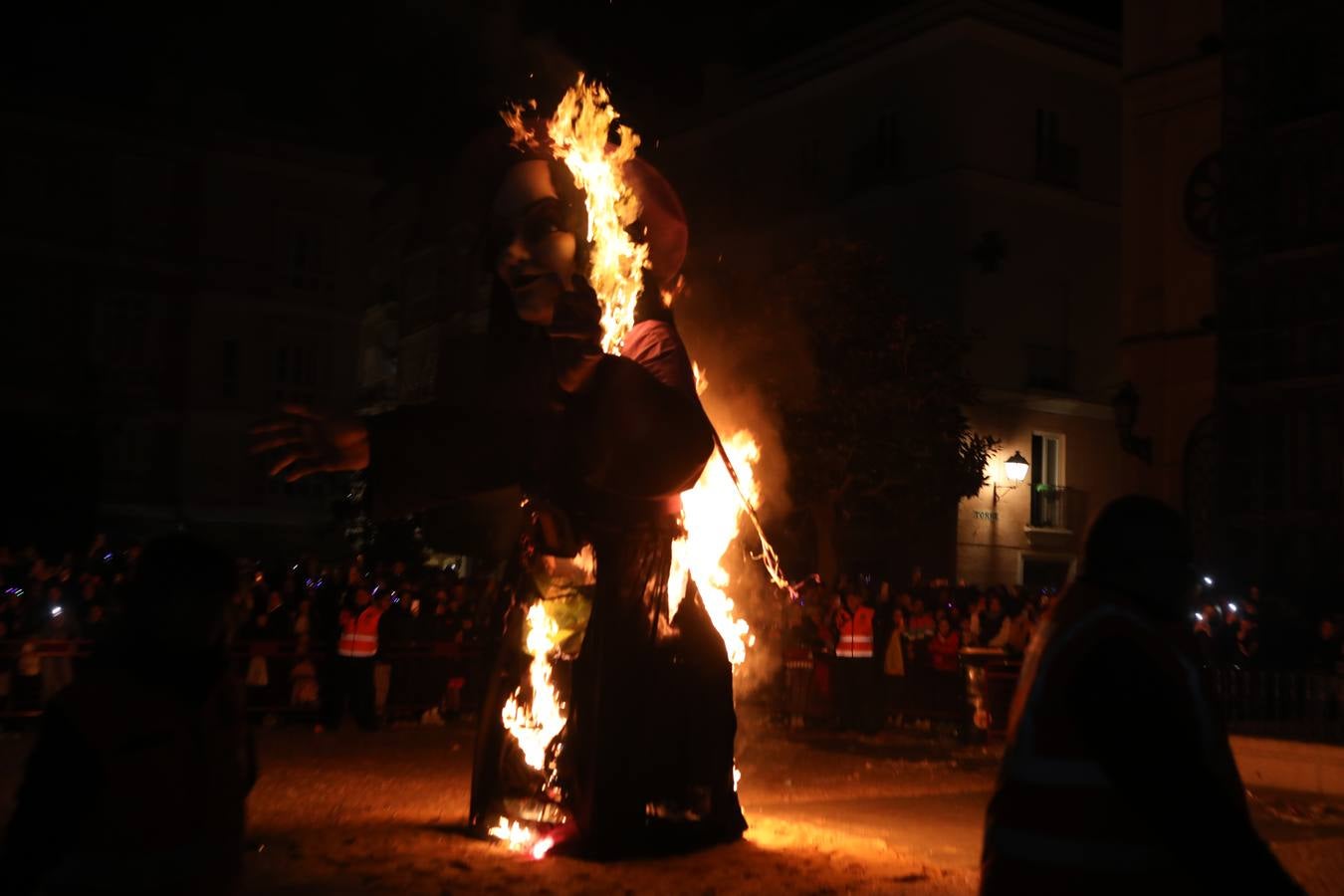 Fotos: ...Y llegó el final del Carnaval de Cádiz con la quema de la Bruja Piti