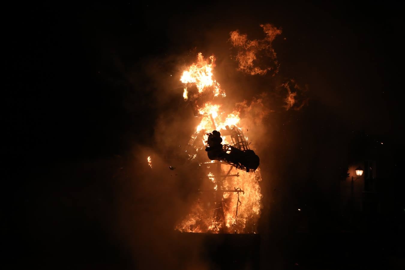 Fotos: ...Y llegó el final del Carnaval de Cádiz con la quema de la Bruja Piti