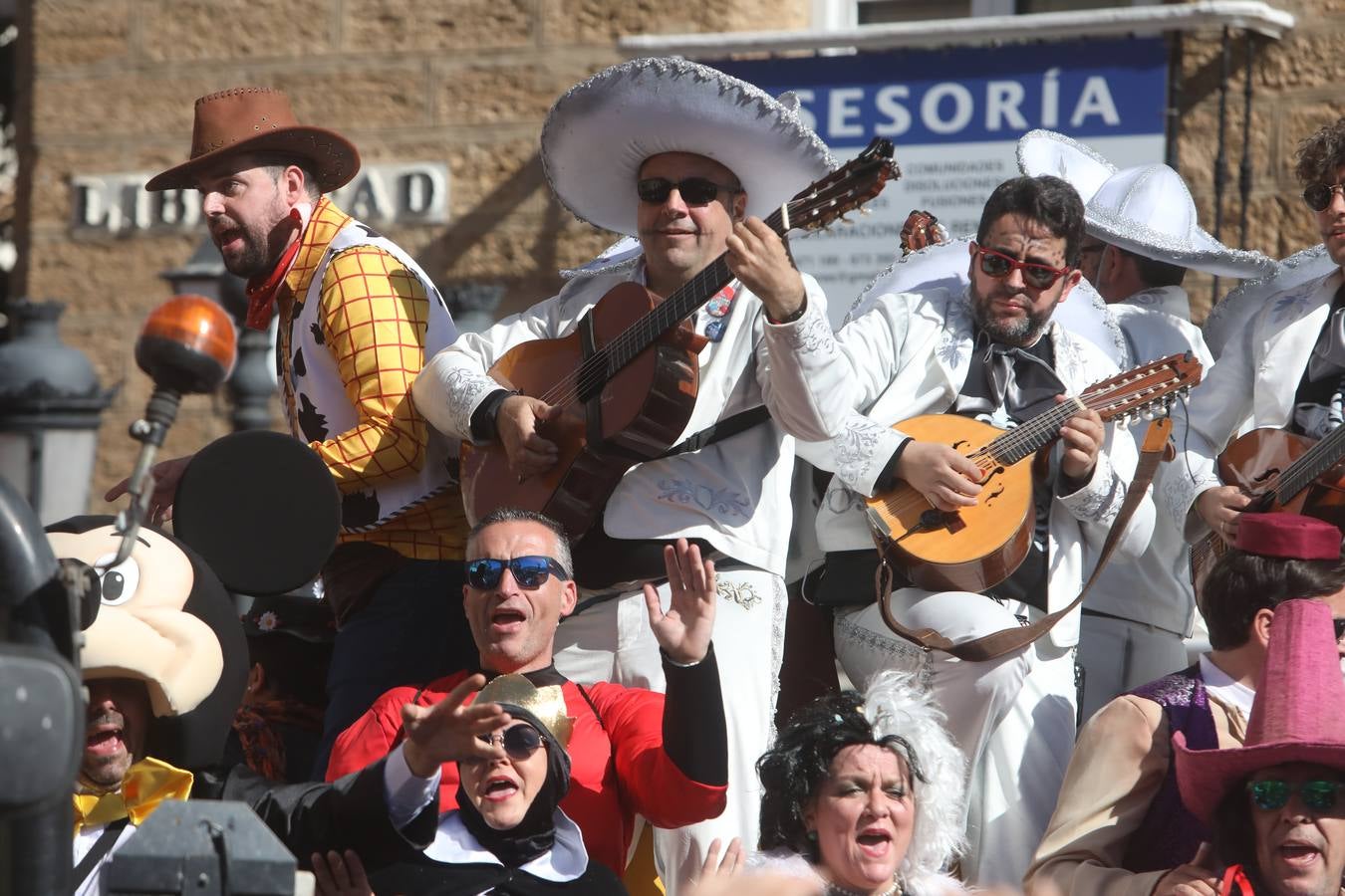 Las imágenes del Domingo de Piñata en el Carnaval de Cádiz 2023
