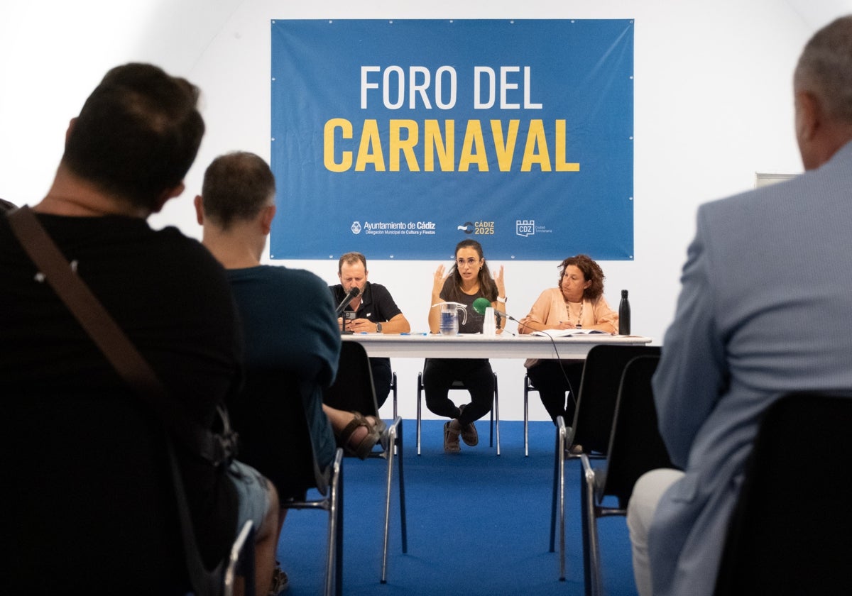 La ex concejala de Fiestas, Lola Cazalilla, preside el polémico Foro de Carnaval.