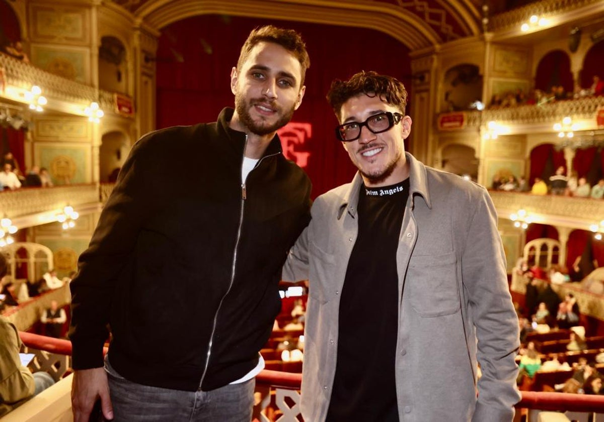 Pacha Espino, con un amigo en el Gran Teatro Falla