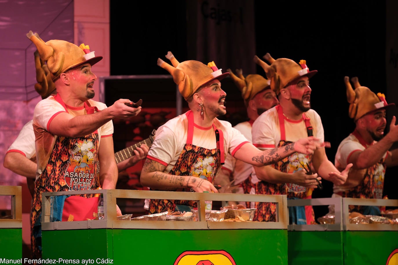 FOTOS: Chirigota &#039;No le doy más vueltas que me caliento&#039; en el COAC 2024, Carnaval de Cádiz