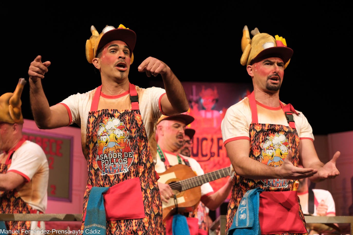 FOTOS: Chirigota &#039;No le doy más vueltas que me caliento&#039; en el COAC 2024, Carnaval de Cádiz