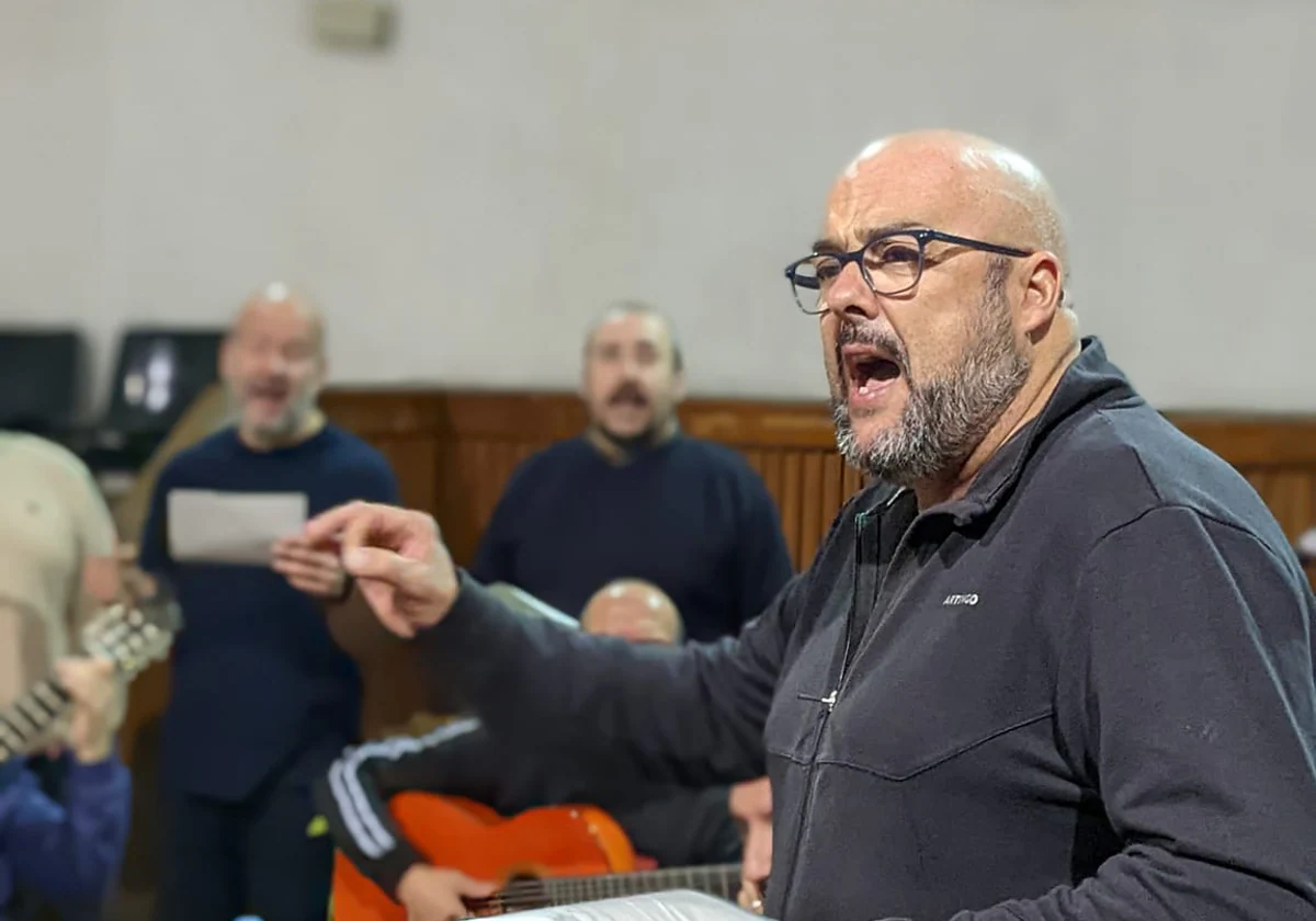 José Manuel Pedrosa, en labores de afinación del coro.