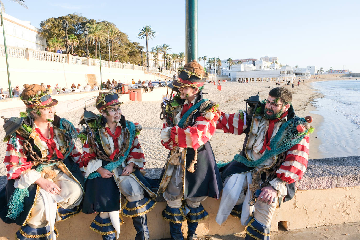 Fotos: &#039;Los iluminados&#039; se embriagan de luz en La Caleta antes de marchar al Falla