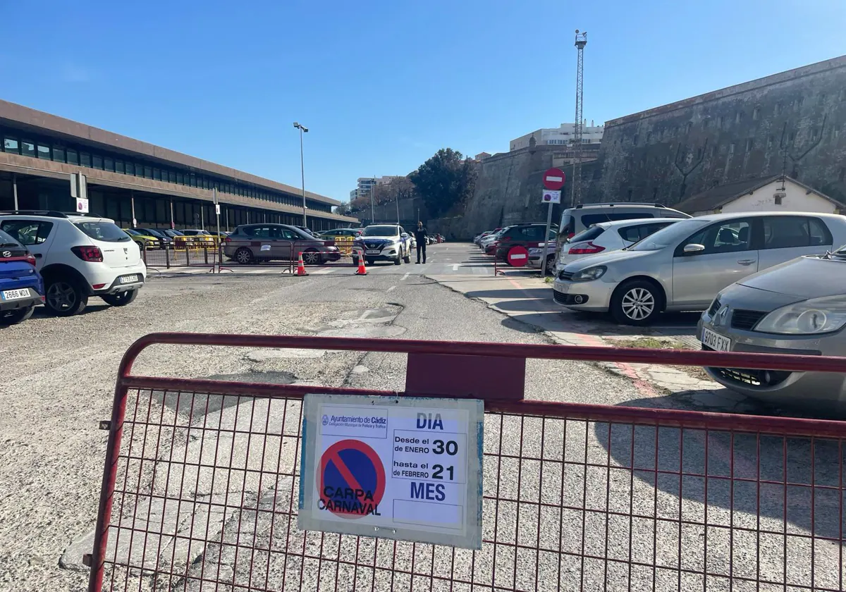Señal anunciando la prohibición de aparcar en la zona con motivo de la instalación de la carpa de Carnaval
