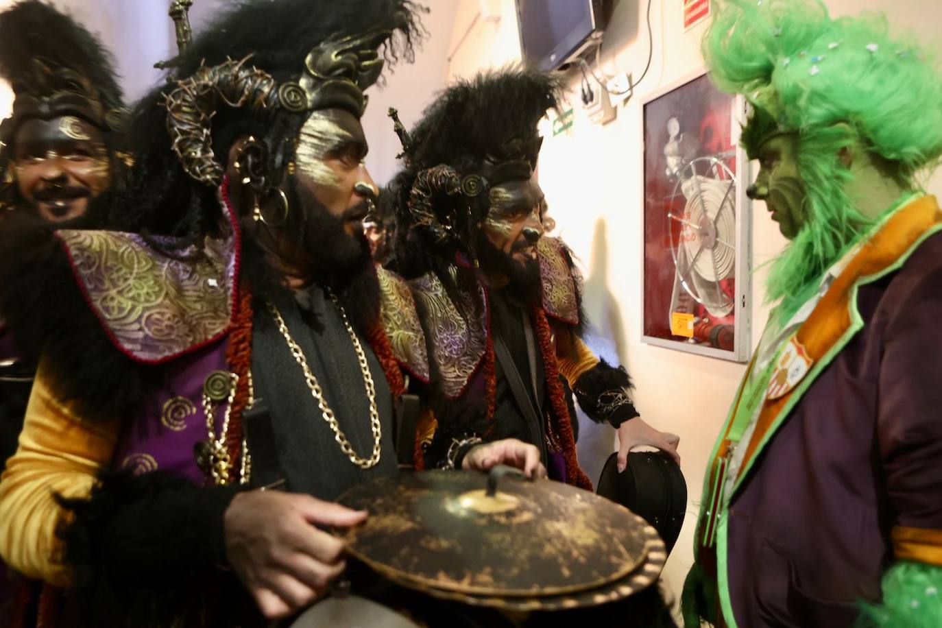Una de animales en el Falla: ovejas negras, grinchs y el fondo marino de la Caleta, en camerinos