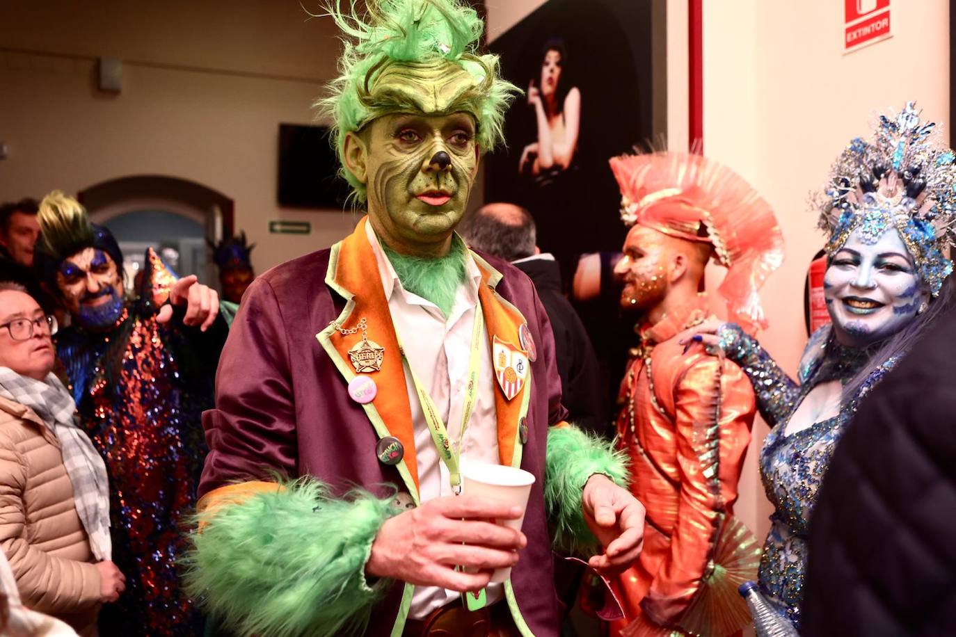 Una de animales en el Falla: ovejas negras, grinchs y el fondo marino de la Caleta, en camerinos