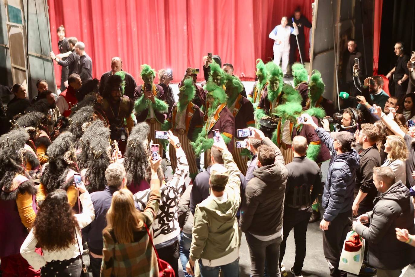 Una de animales en el Falla: ovejas negras, grinchs y el fondo marino de la Caleta, en camerinos