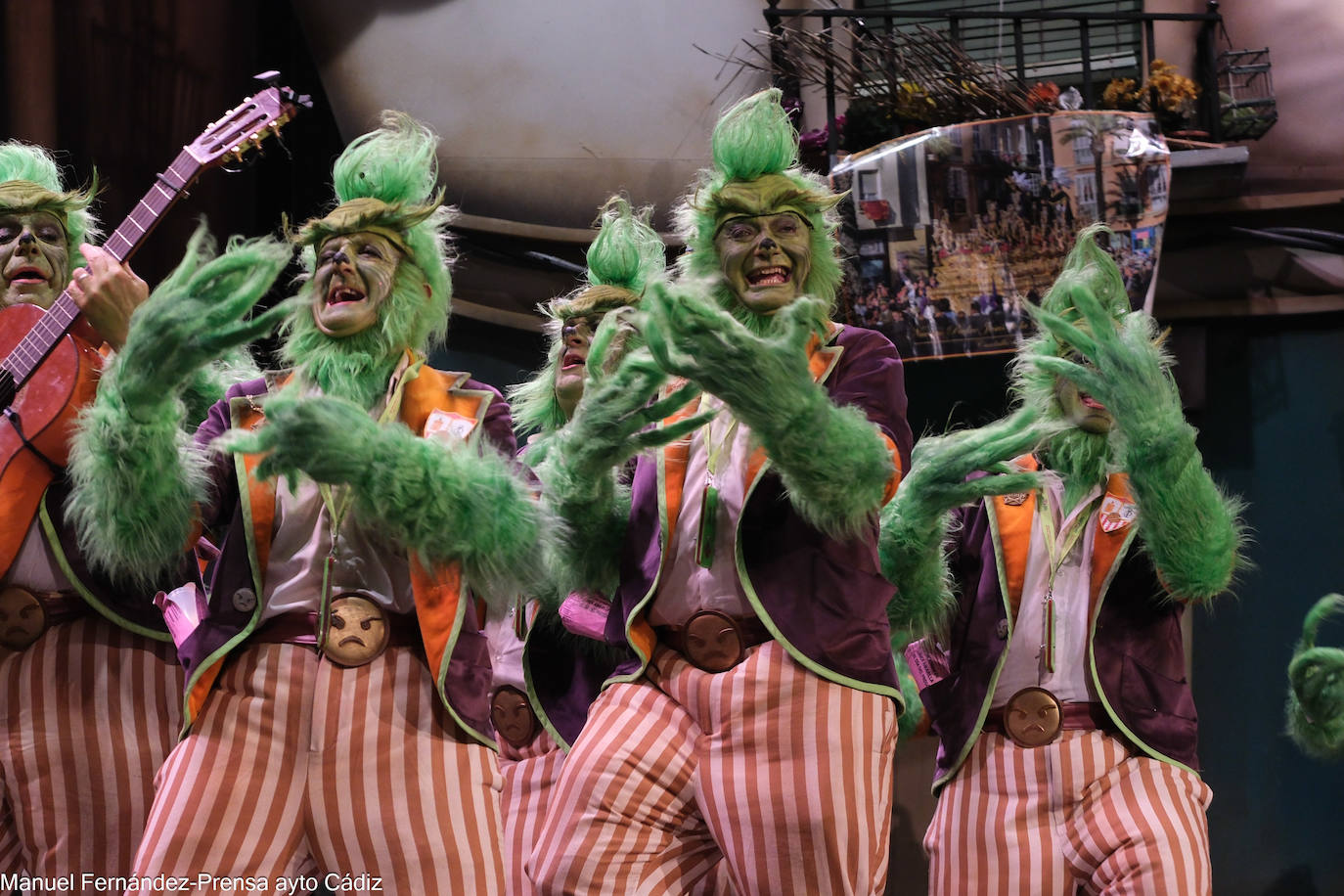 Fotos: la emoción del Sheriff después de que la chirigota le dedique un pasodoble