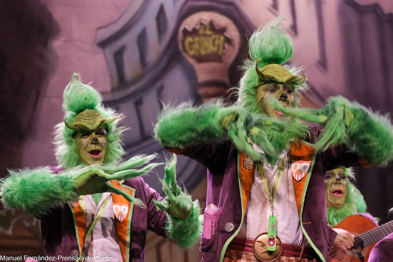 Fotos: la emoción del Sheriff después de que la chirigota le dedique un pasodoble