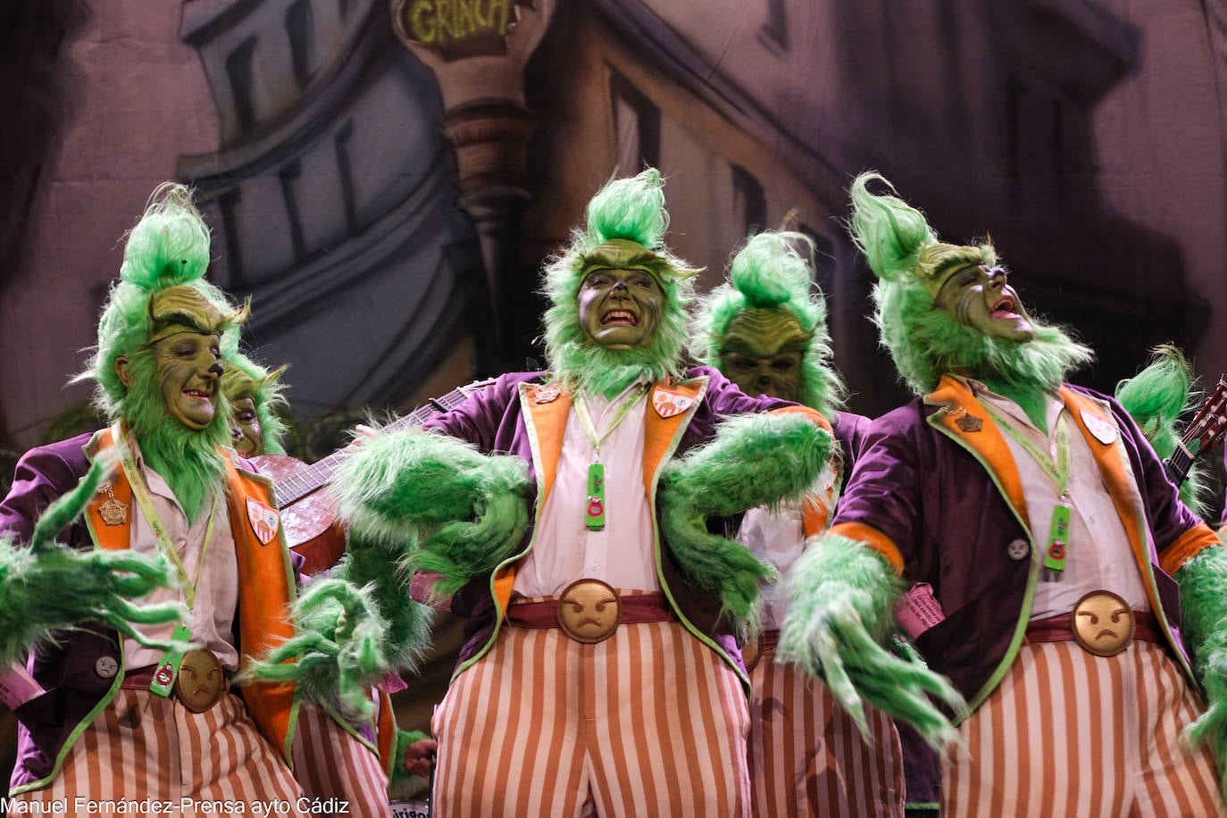 Fotos: la emoción del Sheriff después de que la chirigota le dedique un pasodoble