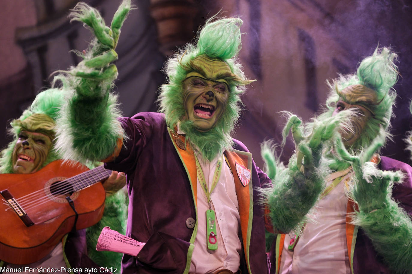 Fotos: la emoción del Sheriff después de que la chirigota le dedique un pasodoble