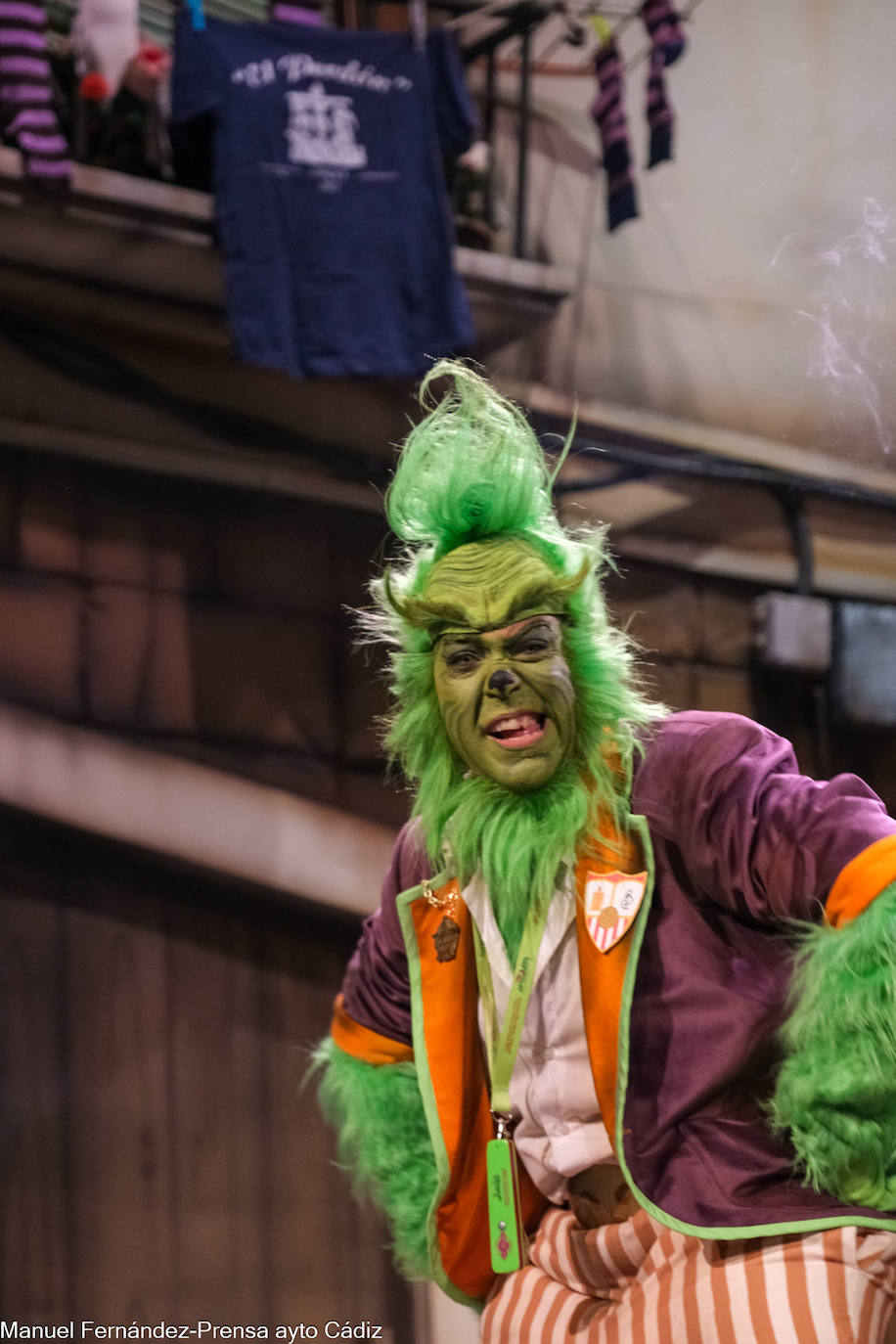 Fotos: la emoción del Sheriff después de que la chirigota le dedique un pasodoble