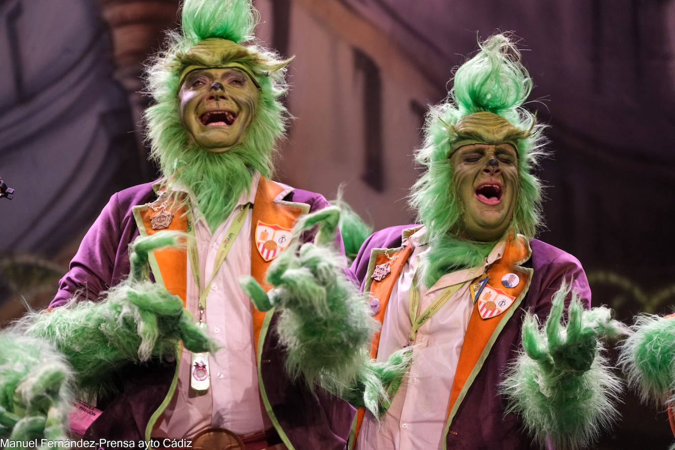 Fotos: la emoción del Sheriff después de que la chirigota le dedique un pasodoble