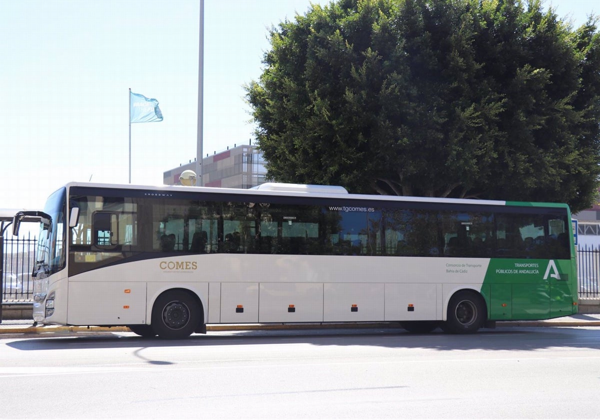 Autobús en una parada en Cádiz