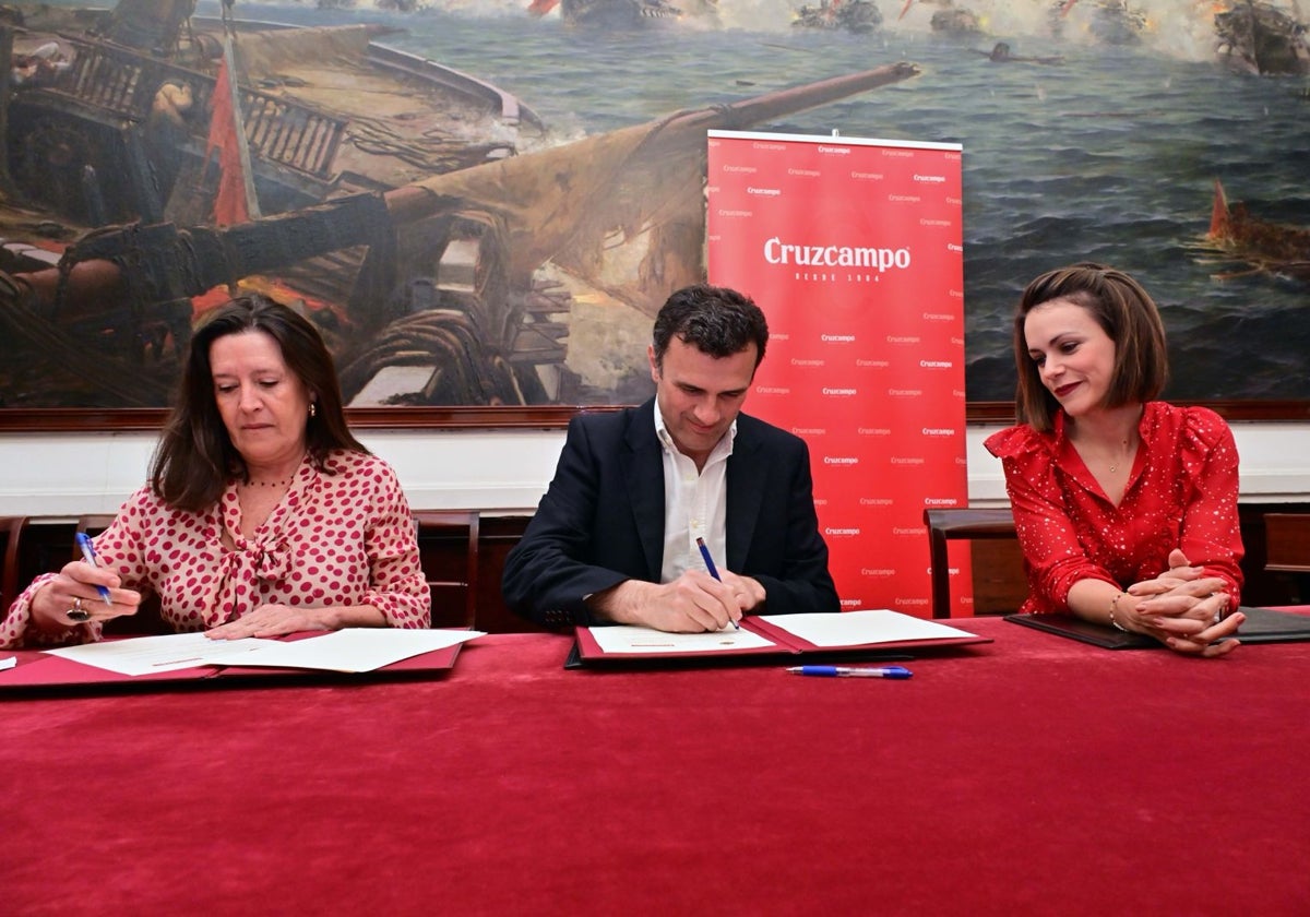 Ada Bernal y Bruno García firman un nuevo convenio con Cruzcampo, acompañados de Beatriz Gandullo.