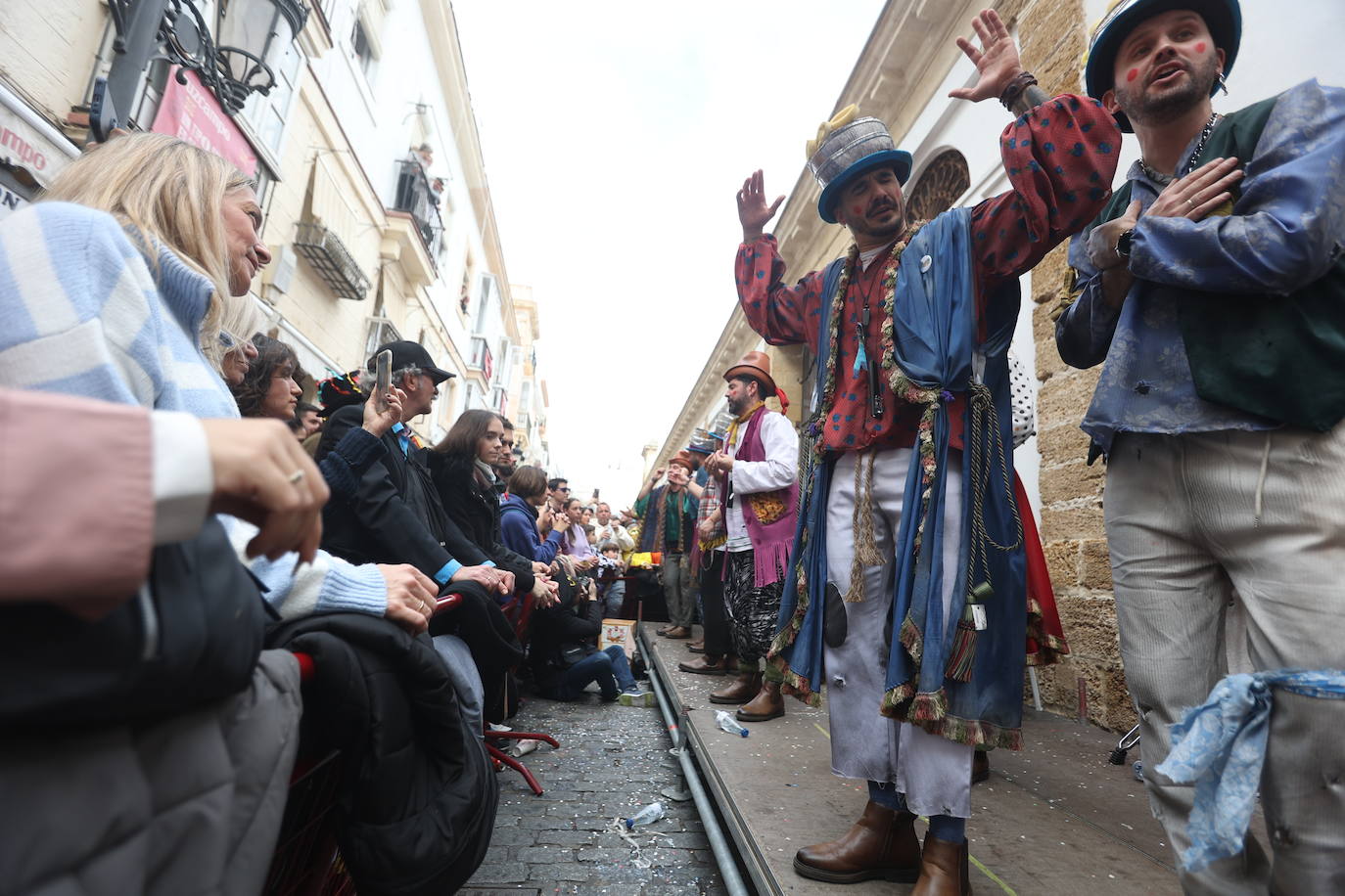 Fotos: Las coplas le ganan la batalla a la lluvia en el inicio del Carnaval en la calle