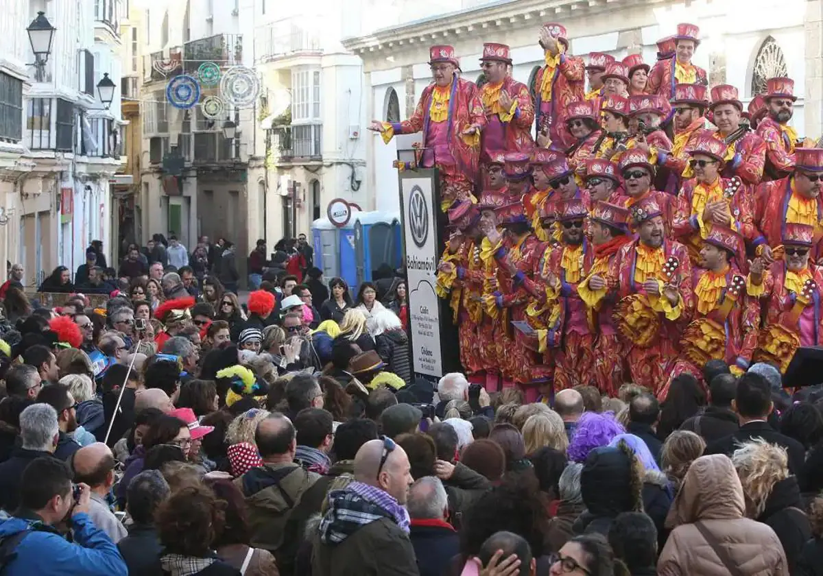 Agrupación actuando en la calle en las calles de Cádiz