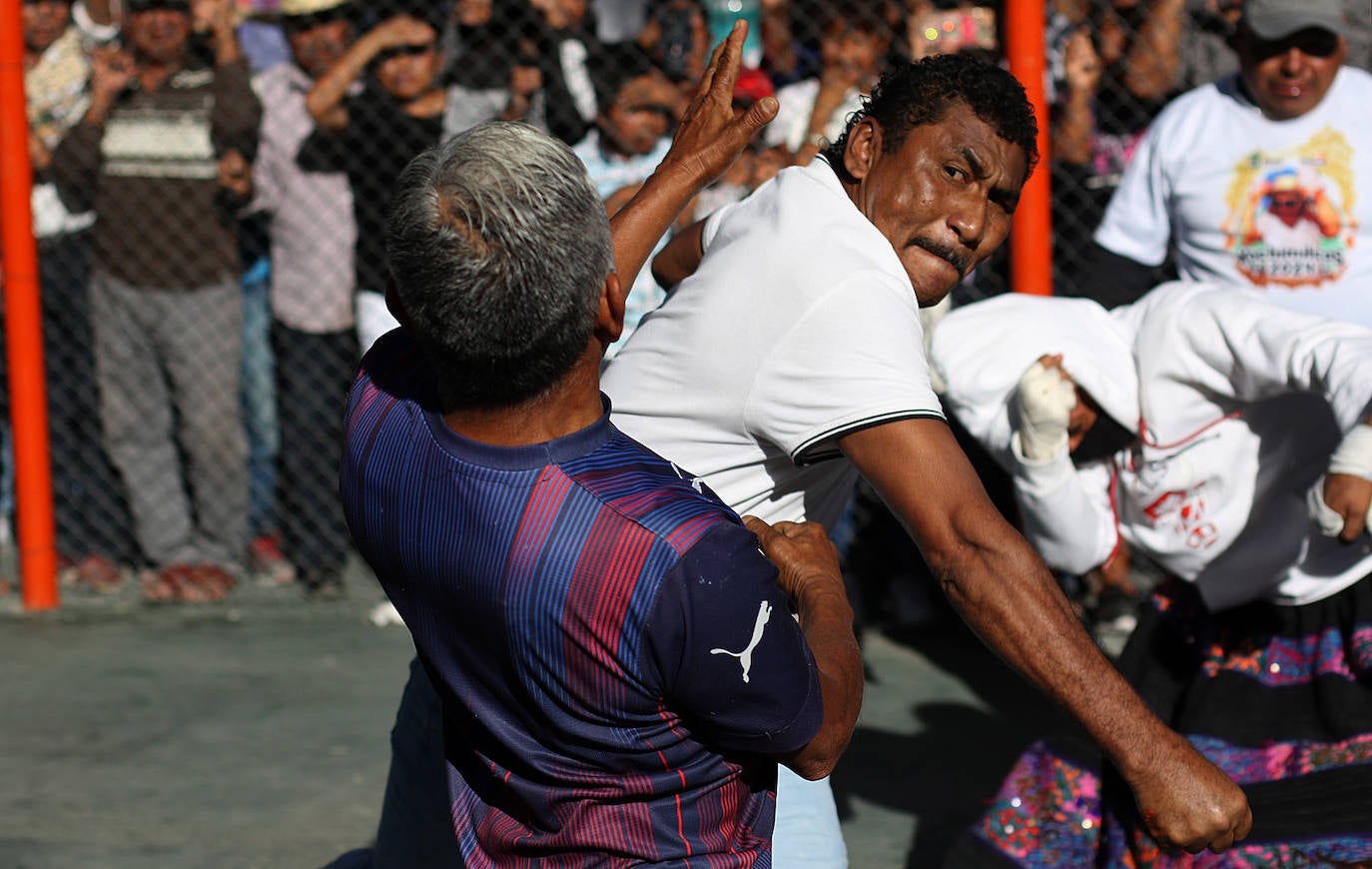 Con peleas a puño limpio, habitantes del sur de México piden lluvias en martes de carnaval