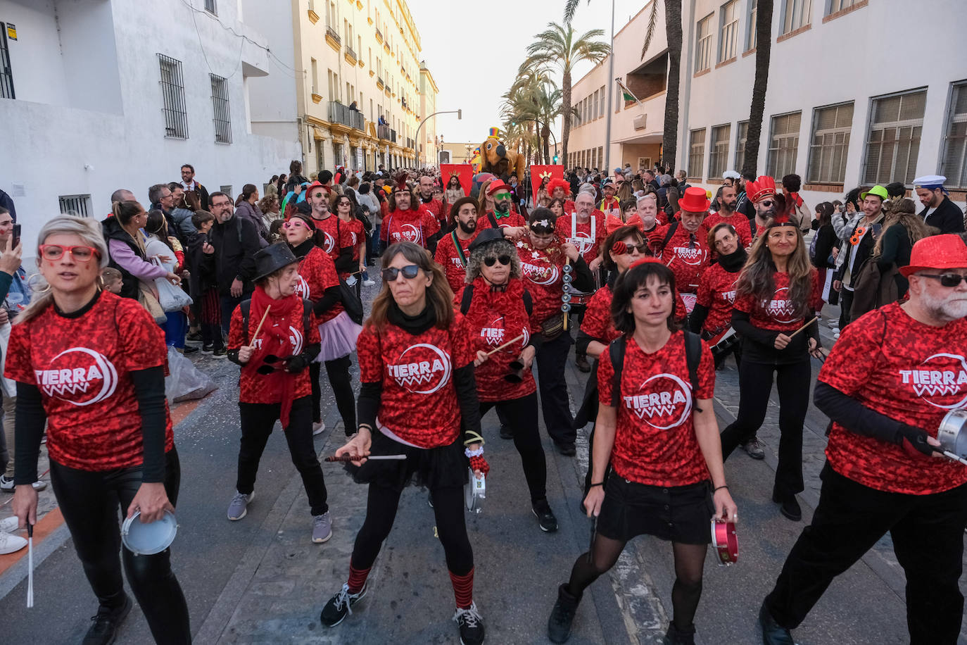 Fotos: La Cabalgata del Humor y El Arrebato cierran el sábado de carnaval