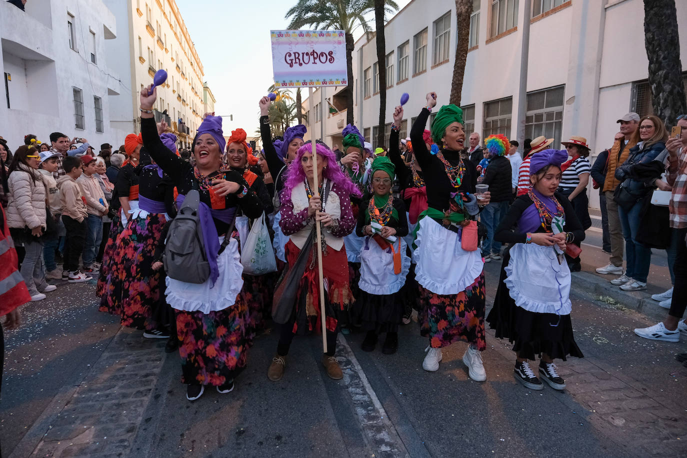 Fotos: La Cabalgata del Humor y El Arrebato cierran el sábado de carnaval