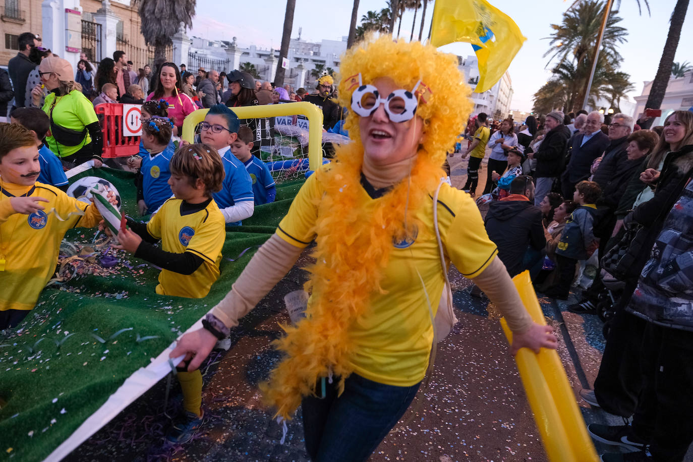 Fotos: La Cabalgata del Humor y El Arrebato cierran el sábado de carnaval