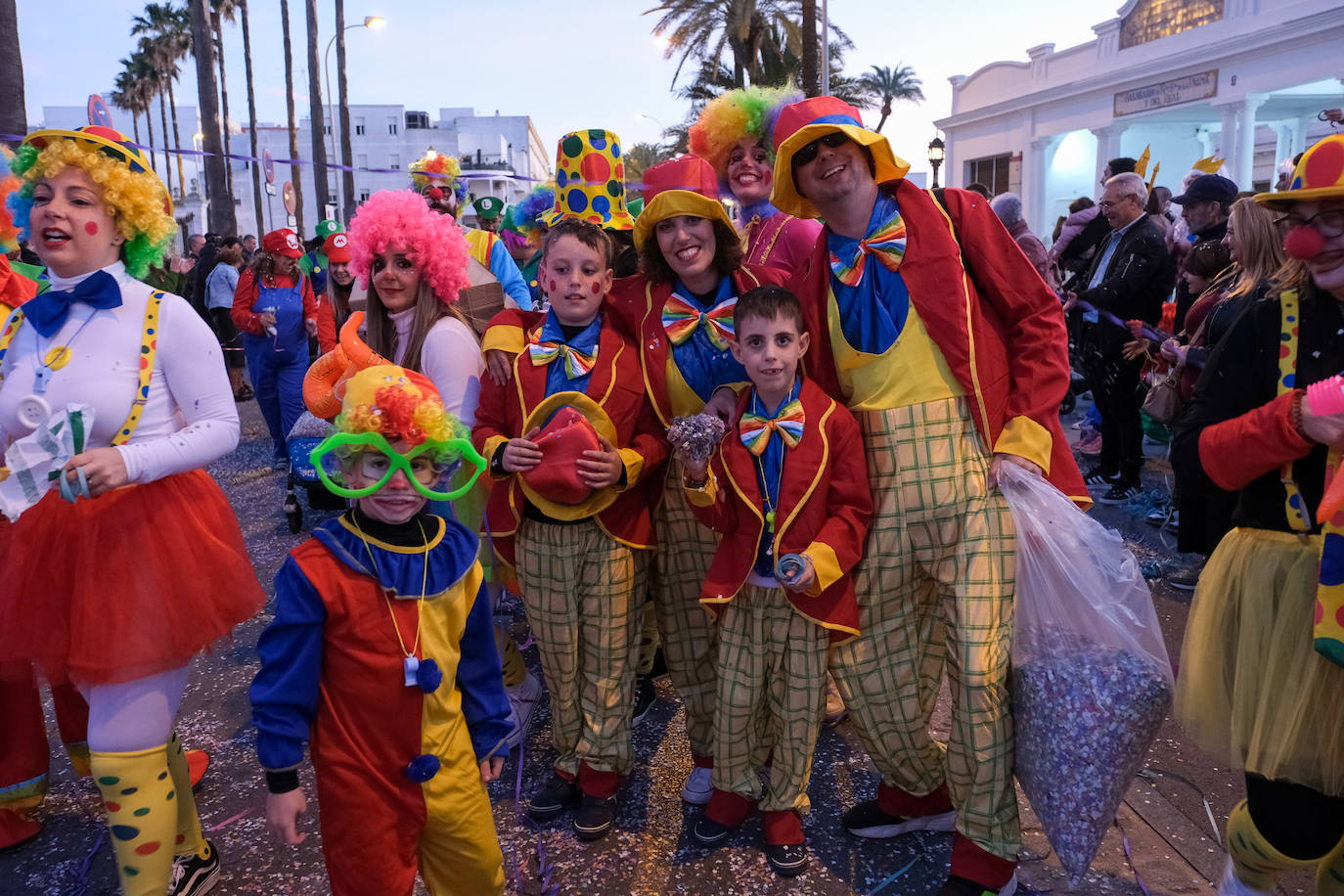 Fotos: La Cabalgata del Humor y El Arrebato cierran el sábado de carnaval