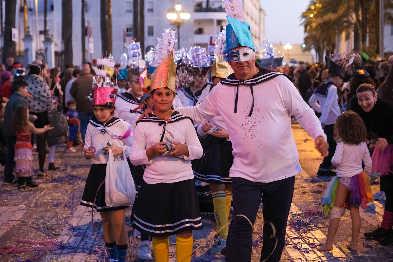 Fotos: La Cabalgata del Humor y El Arrebato cierran el sábado de carnaval