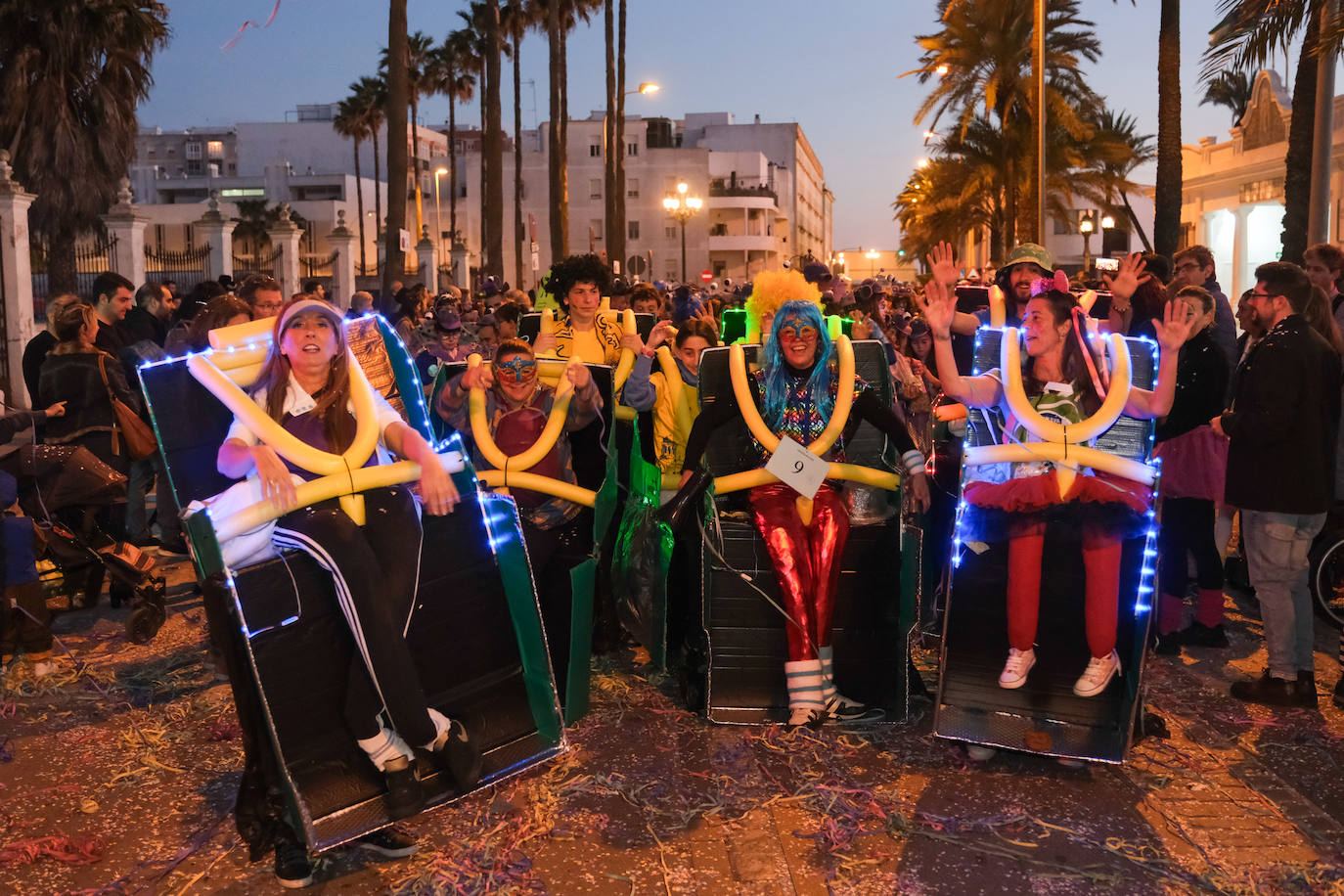 Fotos: La Cabalgata del Humor y El Arrebato cierran el sábado de carnaval