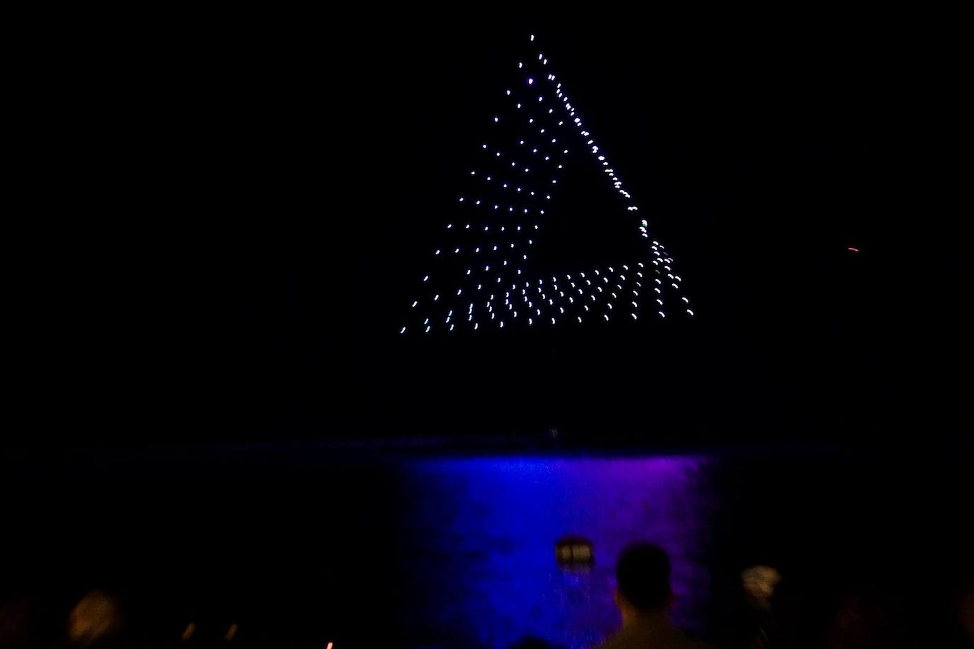 Vídeo y fotos: el espectáculo de drones para despedir el Carnaval que recordó al Capitán Veneno