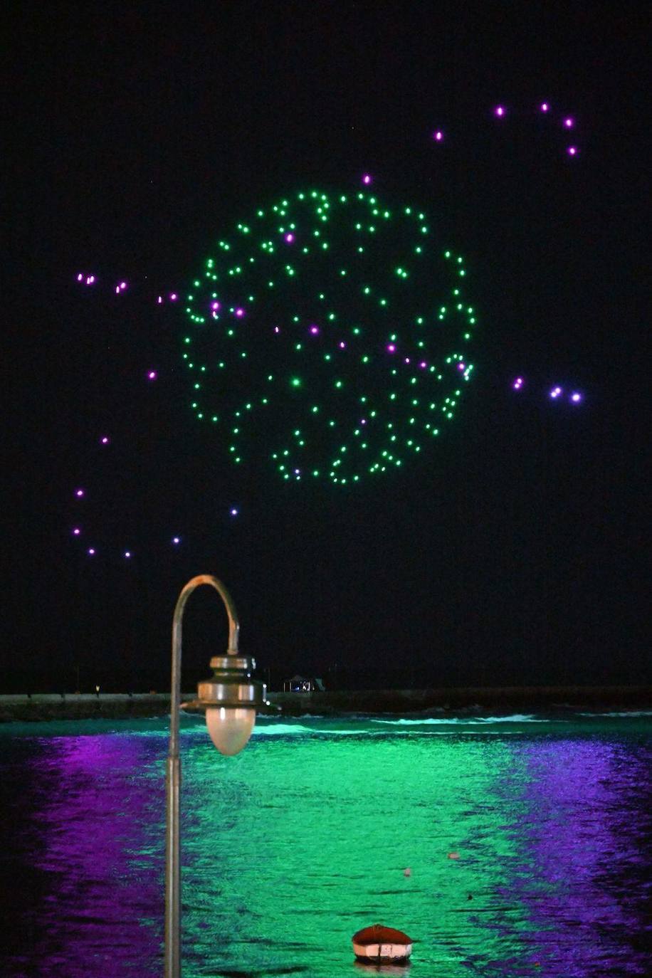 Vídeo y fotos: el espectáculo de drones para despedir el Carnaval que recordó al Capitán Veneno