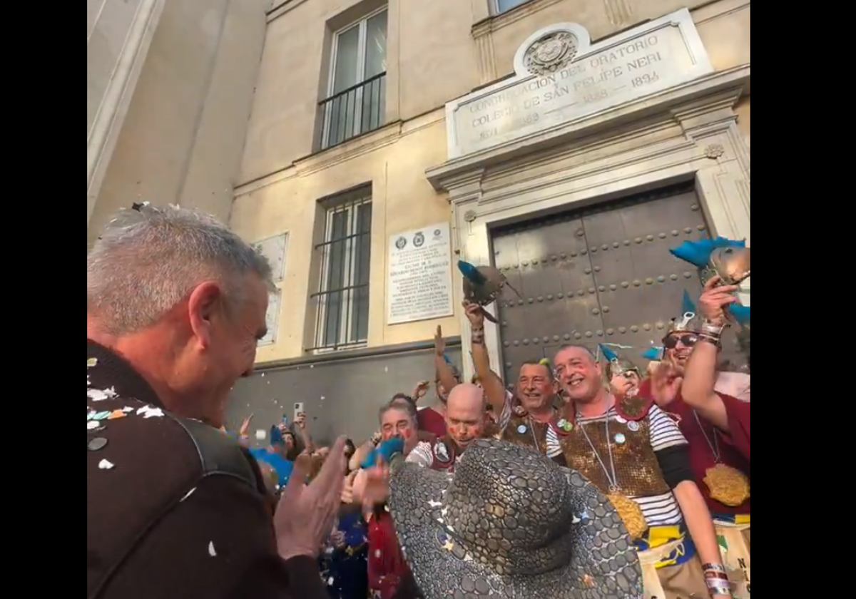 El emotivo momento en el Carnaval callejero: la chirigota le canta en directo a Miguel Ángel Fuertes