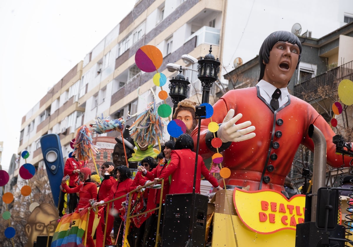 Carroza dedicada a los Beatles de Cádiz.